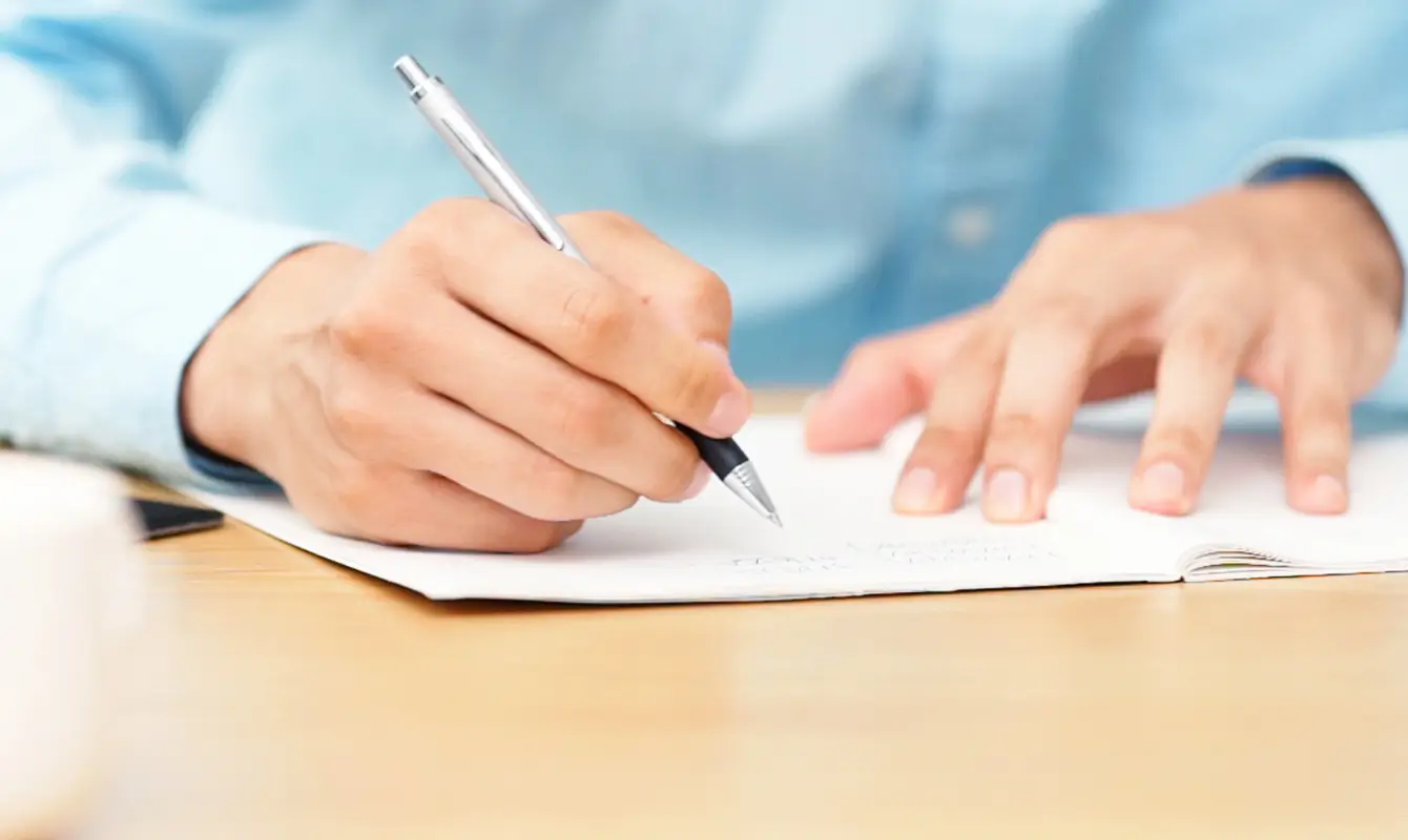 ノートにメモを取る様子を示した図